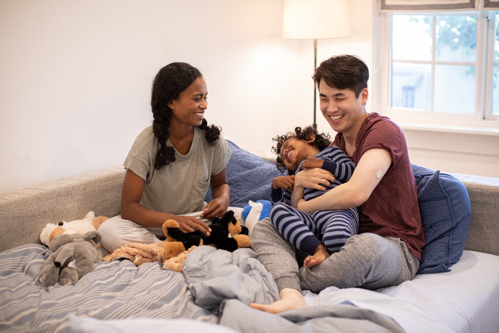 dexcom-g7-lifestyle-photography-family-in-bed-2