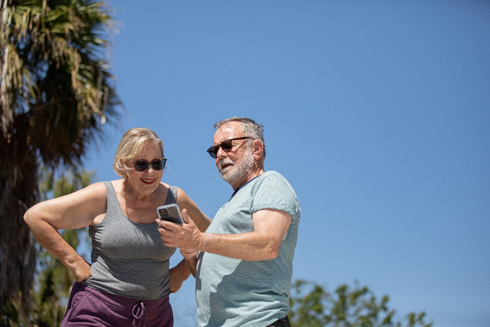 dexcom-g7-lifestyle-photography-older-man-and-woman-outside-2