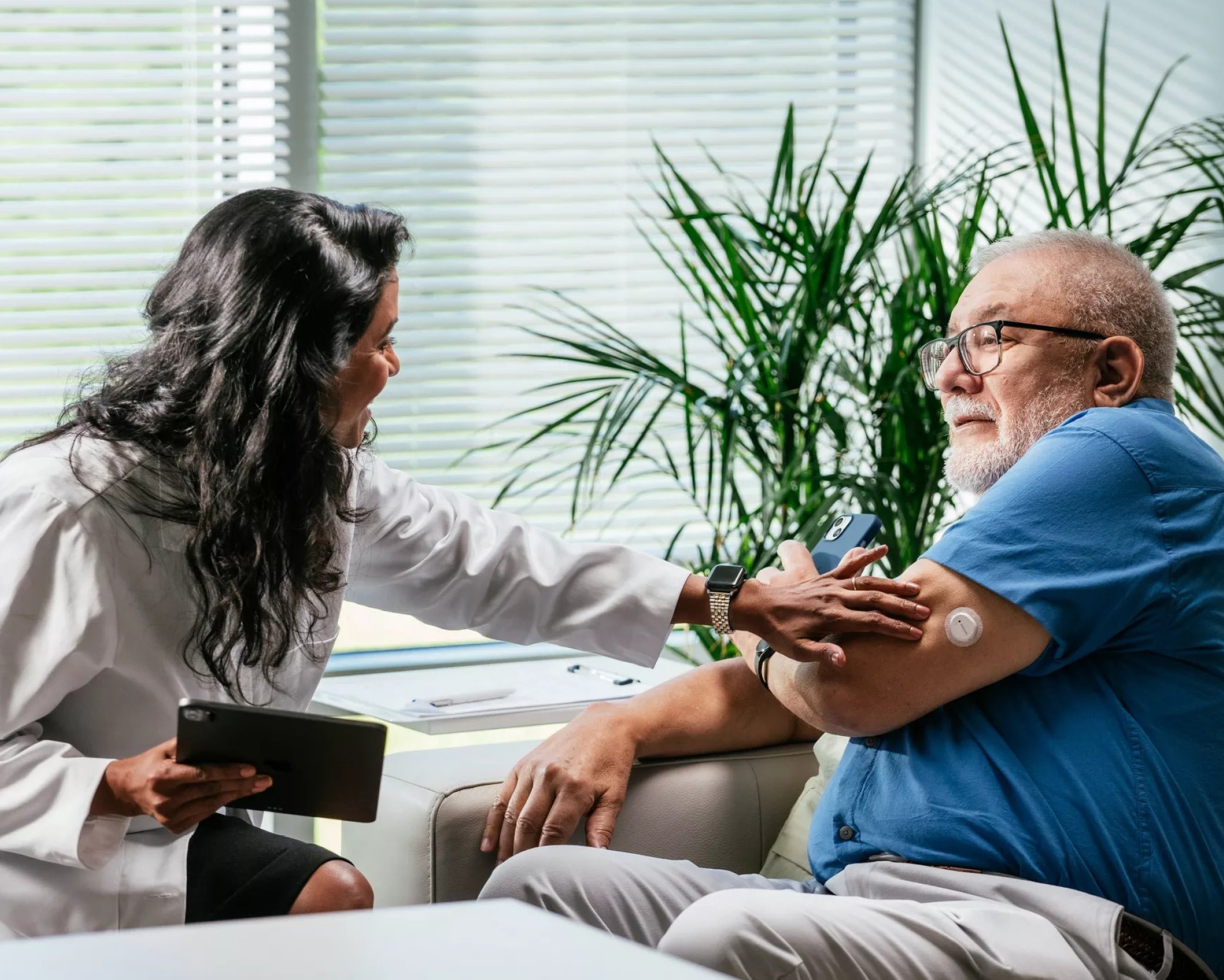 en-nz-hcp-with-older-man-touching-sensor